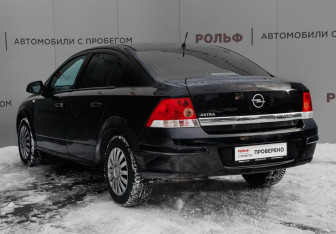 Подержанный автомобиль Opel Astra Sedan 2010 года (7 фото)