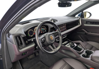 Подержанный автомобиль Porsche Cayenne 2024 года (16 фото)