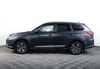 Подержанный автомобиль Mitsubishi Outlander 2019 года (8 фото)