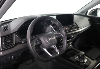 Подержанный автомобиль Audi Q5 2022 года (13 фото)