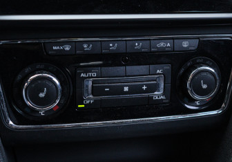 Подержанный автомобиль Skoda Superb Liftback 2012 года (16 фото)