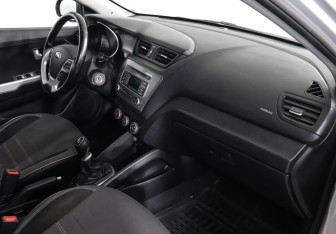 Подержанный автомобиль Kia Rio Hatchback 2015 года (10 фото)