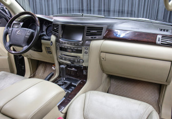 Подержанный автомобиль Lexus LX 2008 года (12 фото)