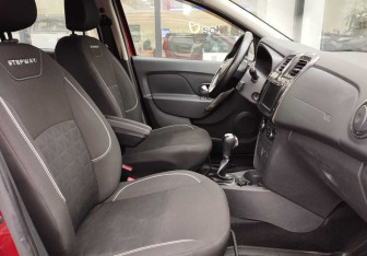 Подержанный автомобиль Renault Sandero 2018 года (10 фото)