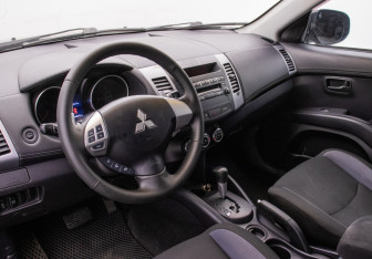 Подержанный автомобиль Mitsubishi Outlander 2010 года (9 фото)