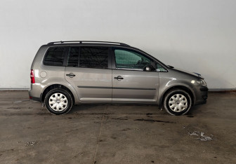 Подержанный автомобиль Volkswagen Touran 2008 года (8 фото)