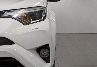Подержанный автомобиль Toyota RAV4 2017 года (16 фото)