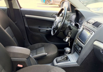 Подержанный автомобиль Skoda Octavia Liftback 2012 года (9 фото)