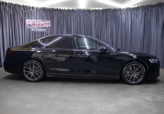 Подержанный автомобиль Audi S8 2021 года (4 фото)