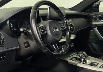 Подержанный автомобиль Kia Stinger 2019 года (13 фото)