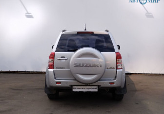 Подержанный автомобиль Suzuki Grand Vitara 2011 года (6 фото)