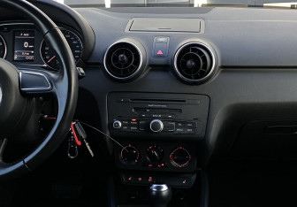 Подержанный автомобиль Audi A1 2012 года (12 фото)