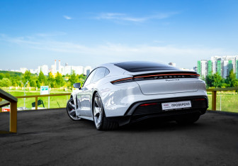 Подержанный автомобиль Porsche Taycan 2020 года (21 фото)