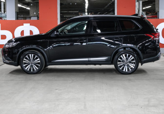 Подержанный автомобиль Mitsubishi Outlander 2019 года (8 фото)