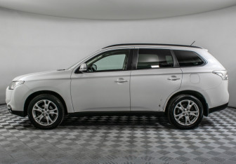 Подержанный автомобиль Mitsubishi Outlander 2013 года (8 фото)
