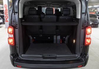 Подержанный автомобиль Peugeot Traveller 2020 года (10 фото)