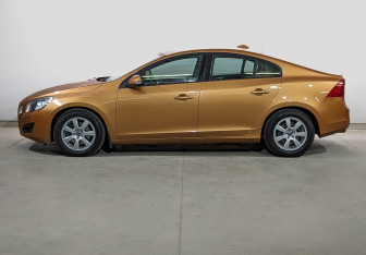 Подержанный автомобиль Volvo S60 2011 года (8 фото)
