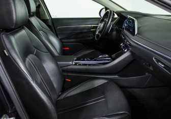 Подержанный автомобиль Hyundai Sonata 2021 года (10 фото)