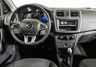 Подержанный автомобиль Renault Sandero 2018 года (12 фото)