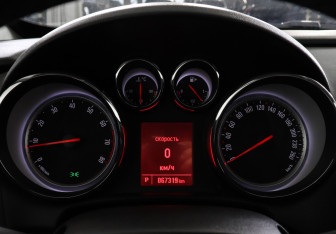 Подержанный автомобиль Opel Astra Hatchback 2014 года (11 фото)