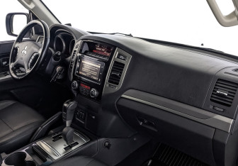 Подержанный автомобиль Mitsubishi Pajero 2017 года (11 фото)