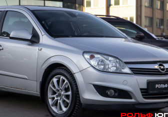 Подержанный автомобиль Opel Astra Sedan 2011 года (17 фото)