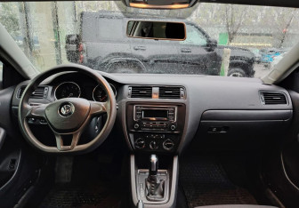 Подержанный автомобиль Volkswagen Jetta Sedan 2015 года (9 фото)