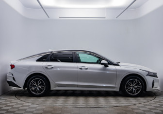 Подержанный автомобиль Kia K5 2021 года (4 фото)