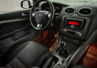 Подержанный автомобиль Ford Focus Hatchback 2010 года (10 фото)