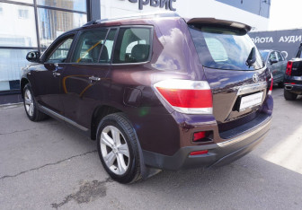 Подержанный автомобиль Toyota Highlander 2011 года (7 фото)