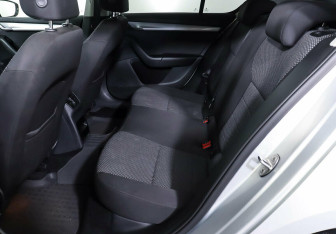 Подержанный автомобиль Skoda Octavia Liftback 2015 года (14 фото)