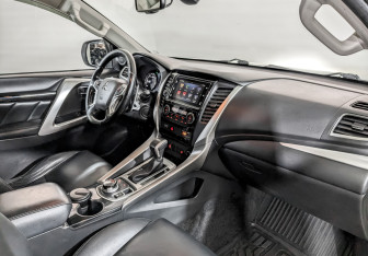 Подержанный автомобиль Mitsubishi Pajero Sport 2018 года (11 фото)