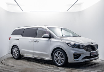 Подержанный автомобиль Kia Carnival 2018 года (3 фото)