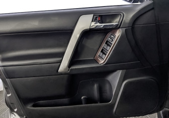 Подержанный автомобиль Toyota Land Cruiser Prado 2014 года (19 фото)