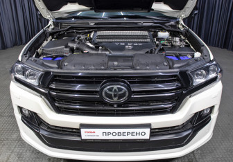 Подержанный автомобиль Toyota Land Cruiser Suv 2018 года (9 фото)
