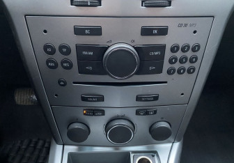 Подержанный автомобиль Opel Astra Hatchback 2011 года (11 фото)