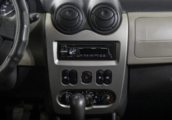 Подержанный автомобиль Renault Sandero 2013 года (14 фото)