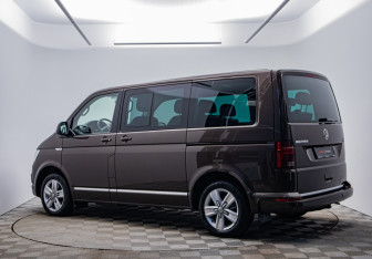 Подержанный автомобиль Volkswagen Multivan 2017 года (7 фото)
