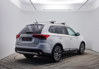 Подержанный автомобиль Mitsubishi Outlander 2015 года (5 фото)