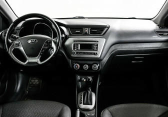 Подержанный автомобиль Kia Rio Hatchback 2017 года (9 фото)