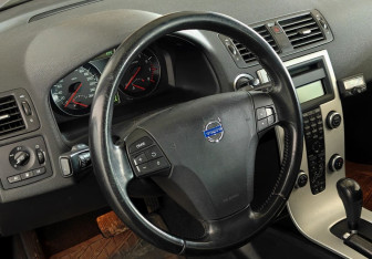 Подержанный автомобиль Volvo S40 2011 года (13 фото)