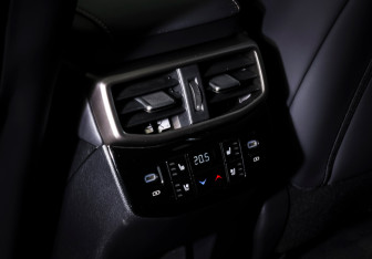 Подержанный автомобиль Lexus RX 2023 года (13 фото)