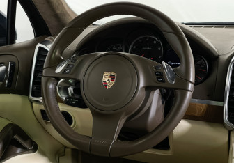 Подержанный автомобиль Porsche Cayenne 2012 года (14 фото)