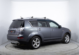 Подержанный автомобиль Mitsubishi Outlander 2008 года (5 фото)