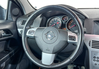 Подержанный автомобиль Opel Astra Hatchback 2011 года (13 фото)