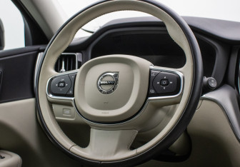 Подержанный автомобиль Volvo XC60 2021 года (15 фото)