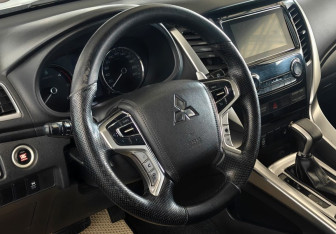 Подержанный автомобиль Mitsubishi Pajero Sport 2017 года (12 фото)