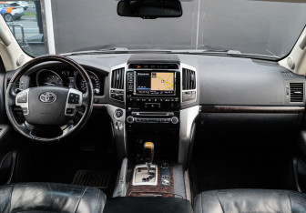 Подержанный автомобиль Toyota Land Cruiser Suv 2012 года (11 фото)