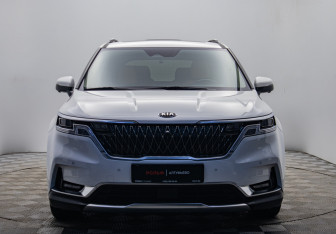 Подержанный автомобиль Kia Carnival 2020 года (8 фото)