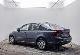 Подержанный автомобиль Volvo S40 2011 года (7 фото)